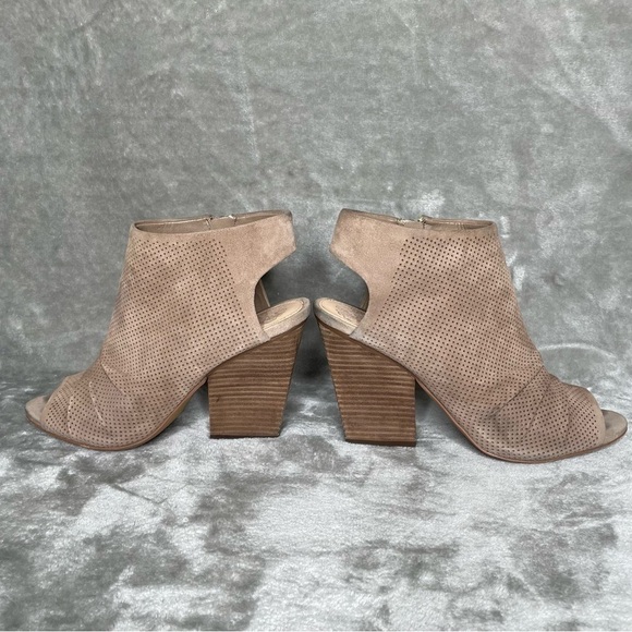 Vince Camuto Taupe Suede Perforated Peep Toe Ankle Booties Chunky Heel Sz 9 - Picture 4 of 12